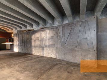 Bild:Mailand, 2014, Mauer mit der Inschrift »Gleichgültigkeit«, Memoriale della Shoah, Andrea Martiradonna