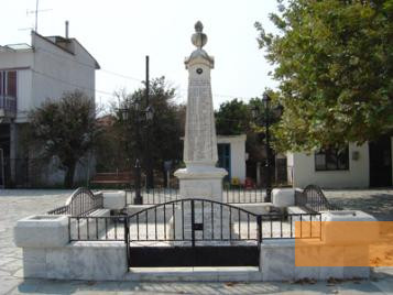 Bild:Kommeno, 2004, Denkmal mit den Namen der zwischen 1912 und 1949 gefallenen Dorfbewohner, Alexios Menexiadis