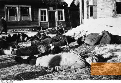 Bild:Bei Minsk, 1943, Getötete Zivilisten, Bundesarchiv, Bild 146-1970-043-52