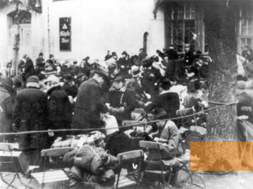Bild:Breslau, wahrscheinlich Ende November 1941, Juden in einem als »Endsammelstelle« genutzten Biergarten am Schießwerder vor ihrer Deportation vom nahegelegenen Odertorbahnhof aus, Yad Vashem