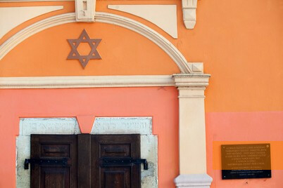 Bild:Mátészalka, 2013, Detailansicht der Synagogenfassade mit der inzwischen ersetzten Gedenktafel, Krisztián Bócsi