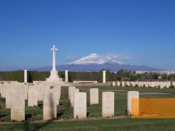 Bild:Catania, 2005, Militärfriedhof des Commonwealth, British Consulate in Catania, Richard Brown