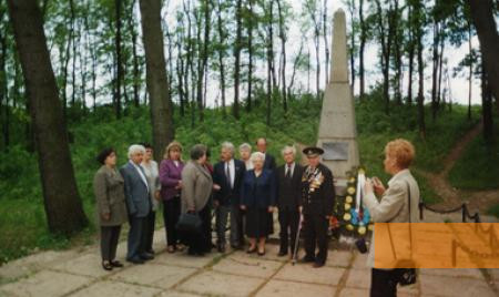 Bild:Uman, 2001, Besucher am Denkmal in Suchoj Jar, Lew Guralnik