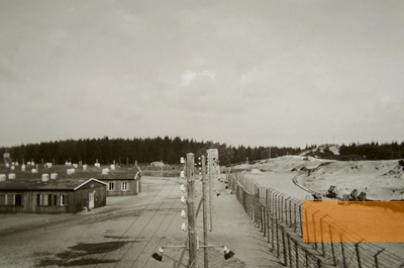 Bild:Fröslee, 1944, Blick vom Wachturm auf das Lager, Frøslevlejrens Museum