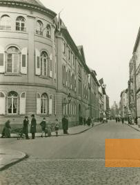 Bild:Karlsruhe, 1933, Gebäude des badischen Landtags mit gehisster Hakenkreuzfahne, Generallandesarchiv Karlsruhe, 231_3397#4-3