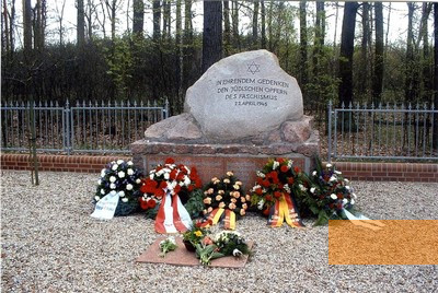 Bild:Langennaundorf, 1999, Gedenkstein beim Massengrab am Bahnkilometer 101,6, Erika Arlt