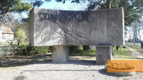 Bild:Stutthof, 2019, Am Eingang zum ehemaligen Lagergelände, Stiftung Denkmal