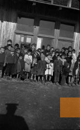 Bild:Lety, um 1942, Häftlinge im »Zigeunerlager Lety«, Výbor pro odškodnění romského holocaustu