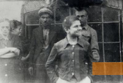 Bild:Boryslaw, 1943, Juden, deren Versteck gerade entdeckt wurde, unter ihnen Sabina Haberman (links mit abgewandtem Gesicht), USHMM