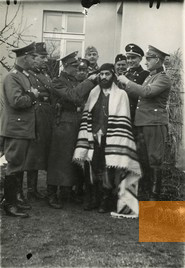 Bild:Warta, vermutlich Herbst 1939, Der Rabbinersohn Hersz Laskowski wird von Männern in deutscher Uniform gedemütigt, Instytut Pamięci Narodowej, Warszawa