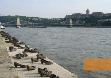 Bild:Budapest, 2005, Schuhe am Donauufer, im Hintergrund Kettenbrücke und Burgpalast, Stiftung Denkmal, Diana Fisch