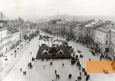 Bild:Neusohl, 1944, Anblick der Stadtmitte während des Slowakischen Nationalaufstands, Archív Múzea SNP