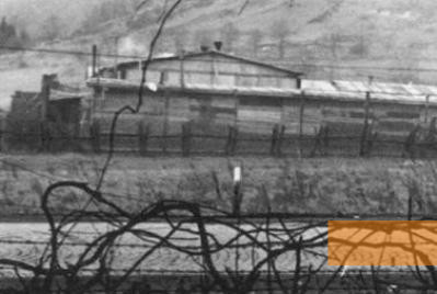 Bild:Neue Bremm, um 1943, Aufnahme des Barackenlagers Neue Bremm von der gegenüberliegenden Straßenseite, Initiative Neue Bremm, Privatbesitz
