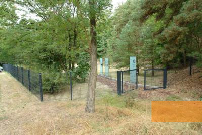 Bild:Jamlitz, 2009, Jüdischer Friedhof am 1971 entdeckten Massengrab, Stiftung Denkmal