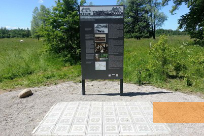Bild:Lauknen, 2015, Gedenk- und Informationstafel am ehemaligen Lagergelände, Stiftung Denkmal
