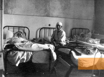 Bild:Kielce, 1946, Verwundete nach dem Pogrom, Yad Vashem