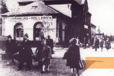 Bild:Luxemburg-Hollerich, September 1942, Zwangsumsiedler am Bahnhof Hollerich, Archiv Musée National de la Résistance