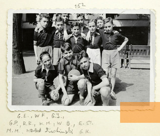 Bild:Berlin, um 1937, »Fußballmannschaft« des Waisenhauses, in der Mitte der hintersten Reihe Walter Frankenstein, Jüdisches Museum Berlin, Schenkung von Leonie und Walter Frankenstein