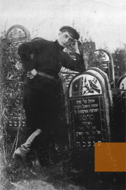 Bild:Mir, o.D., Dovid Danzig am Grab seiner Mutter auf dem alten Friedhof in Mir, http://pages.uoregon.edu/rkimble/Mirweb/MirSiteMap.html