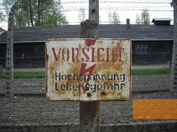 Bild:Auschwitz, 2005, Warnschild am Stacheldraht des Stammlagers, Stiftung Denkmal