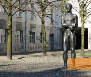 Bild:Berlin, 2008, Skulptur »Junger Mann mit gebundenen Händen« von Richard Scheibe, Stiftung Denkmal, Anne Bobzin