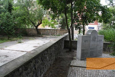 Bild:Breslau, 2014, Denkmal Neue Synagoge und Teile der noch erhaltenen Mauer, Stiftung Denkmal
