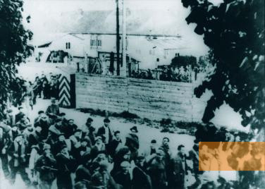 Bild:Compiégne, 18. Juni 1944, Gefangene werden ins KZ Dachau deportiert, Mémorial de l'internement et de la déportation Camp de Royallieu