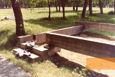 Bild:Dalwa, 2004, Symbolischer Umriss eines Hauses, Stiftung Denkmal