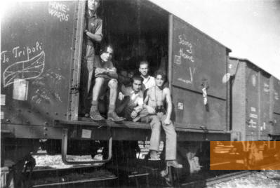Bild:Tripolis, 1945, Libysche Juden mit britischer Staatsbürgerschaft kehren in ihre Heimat zurück, Yad Vashem