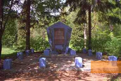 Bild:Ukmergė (Wilkomir), 2001, Der Gedenkstein im Wald Pivonija, Švietimo kaitos fondas