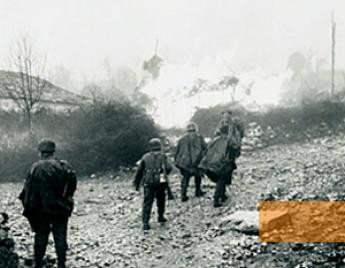 Bild:Epirus, 1943, Soldaten der 1. Gebirgsdivision brennen ein Dorf im Epirus nieder, NRHZ