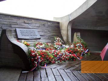 Bild:Jasenovac, 2006, Gedenktafel innerhalb der »Blume« bei einer Gedenkveranstaltung, Stiftung Denkmal, Stefan Dietrich