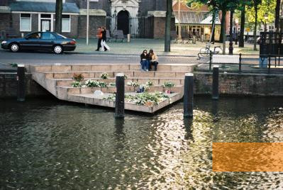 Bild:Amsterdam, o.D., Fragment des Denkmals am Wasser, University of Tampa Bay, Florida