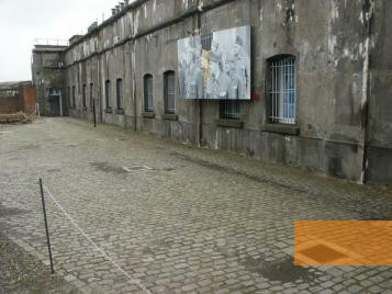 Bild:Breendonk, 2000, Wallanlagen der Festung Breendonk mit Verweisen auf die Opfer, Museum Nationaal Gedenkteken Fort Breendonk