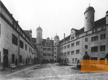 Bild:Lichtenburg, 1935, Das als Konzentrationslager genutzte Schloss Lichtenburg, Landesamt für Denkmalpflege Sachsen (Bildsammlung)