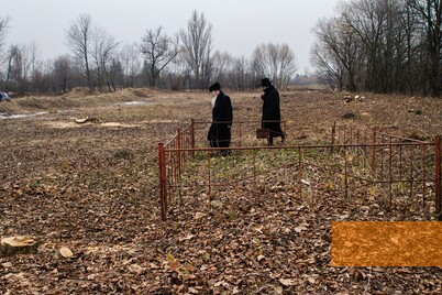 Bild:Wachniwka, 2016, Das umzäunte Massengrab auf dem jüdischen Friedhof vor dem Bau des neuen Denkmals, Stiftung Denkmal, Anna Voitenko