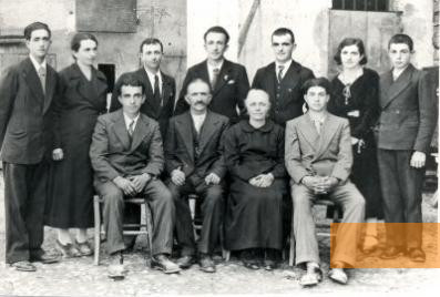 Bild:Gattatico, o.D., Die Familie Cervi vor ihrem Haus, Istituto Alcide Cervi