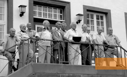 Bild:Moringen, 2002, Ehemalige Häftlinge vor dem früheren Kommandanturgebäude, Hessische Niedersächsische Allgemeine