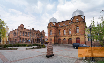 Bild:Kropywnyzkyj, o.D., Synagoge und Gedenkstein, Objedinennaja ewrejskaja obschtschina ukrainy