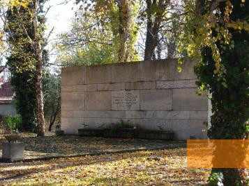 Bild:Fünfkirchen, 2010, Gedenkmauer am jüdischen Friedhof, Mária Úz