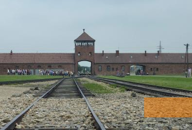 Bild:Auschwitz-Birkenau, 2010, Eingangstor des ehemaligen Vernichtungslagers von der Rampe aus gesehen, Stiftung Denkmal