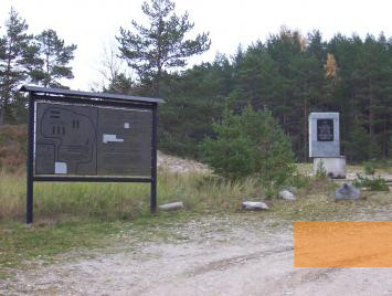 Bild:Kalevi-Liiva, 2004, Informationstafel und Denkmal für die ermordeten Juden, Stiftung Denkmal