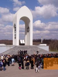 Bild:Charkow, 14. Dezember 2002, Einweihung des Denkmals bei Drobizkij Jar, Tatjana Nikolaevna Krasnowa