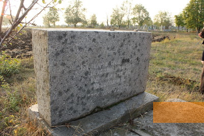 Bild:Domaniwka, 2012, Gedenkstein beim Massengrab, Stiftung Denkmal