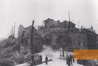 Bild:Monchio, o.D., Das von deutschen Truppen zerstörte Dorf nach dem Massaker vom März 1944, Comune di Montefiorino