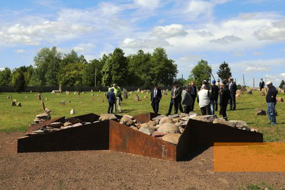 Bild:Šeduva, 2015, Auf dem jüdischen Friedhof, Šeduva Jewish Memorial Fund, Arūnas Baltėnas