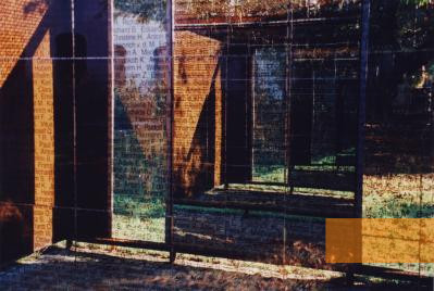 Bild:Andernach, 1996, Blick durch die Glasstreifen in den Container, Paul Petzel