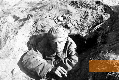 Bild:Oerbke, 1941, Sowjetischer Kriegsgefangener in einer Erdhöhle im Stalag XI D, Niedersächsisches Landesarchiv - Hauptstaatsarchiv Hannover