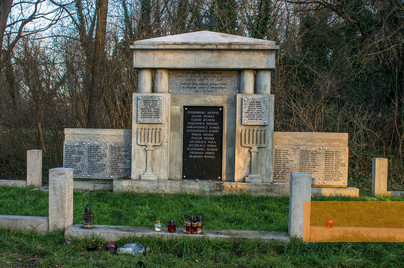 Bild:Tschenstochau, 2013, Grab von im Januar 1942 ermordeten Juden auf dem jüdischen Friedhof, Takimiro