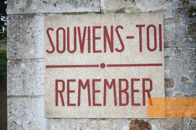 Bild:Oradour-sur-Glane, 2009, Tafel am Eingangstor, Alain Devisme